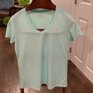 Under Armour Women’s V-neck T-shirt sz M